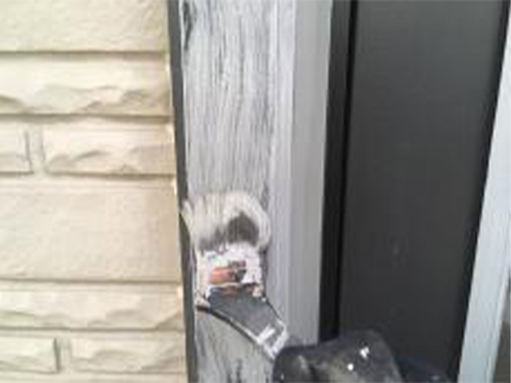 玄関ドア枠に専用プライマーを塗布します。