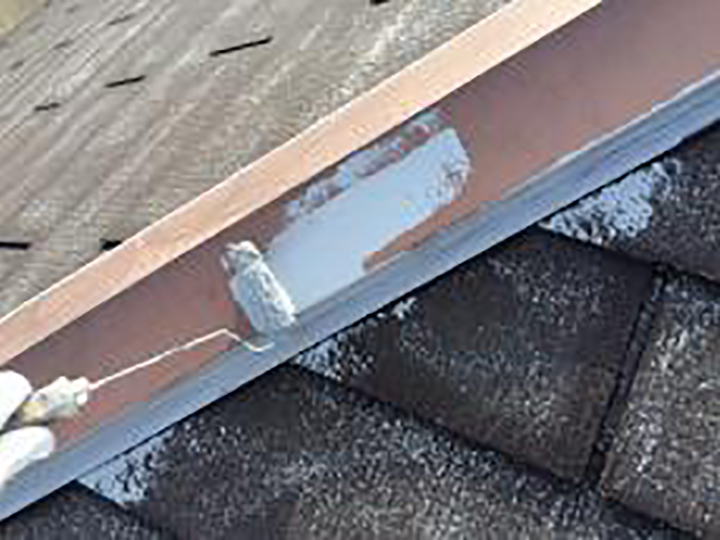 屋根板金包みにサビ止めを塗布します。