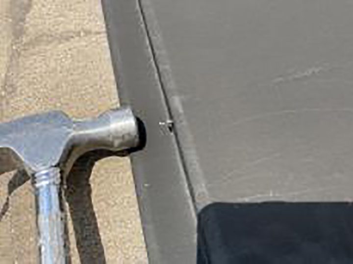 屋根板金部を釘押さえしました。