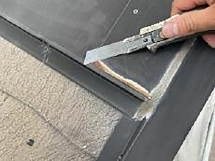 屋根板金包みの剥離箇所を切り取ります。