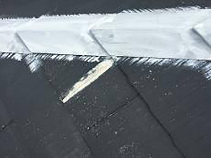 カラーベスト屋根のクラックを補修します。