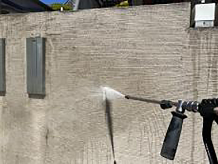 外塀を高圧ジェットで洗浄します。