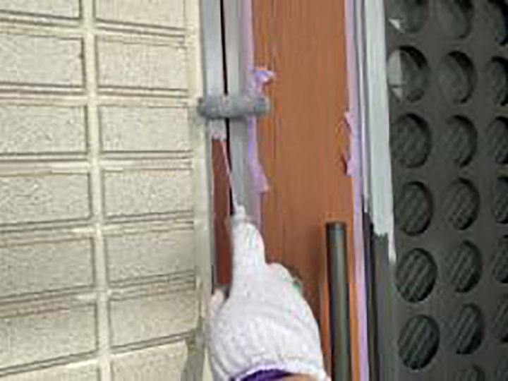 玄関ドア枠にサビ止めを塗布します。