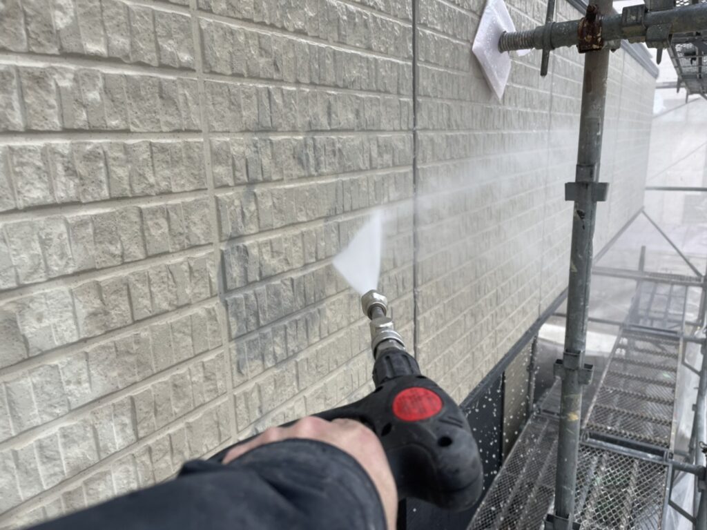 ベランダ壁を高圧ジェット洗浄します。