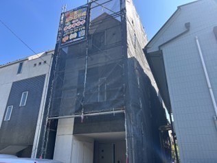 足場架けとメッシュシートを設置します。<br />
メッシュシートを設置することで塗料などが飛散することを防ぎます。