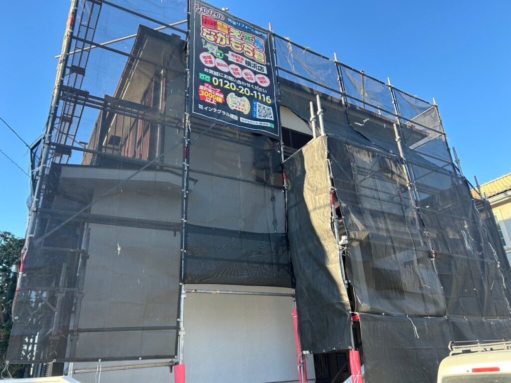 足場架けとメッシュシートを設置します。