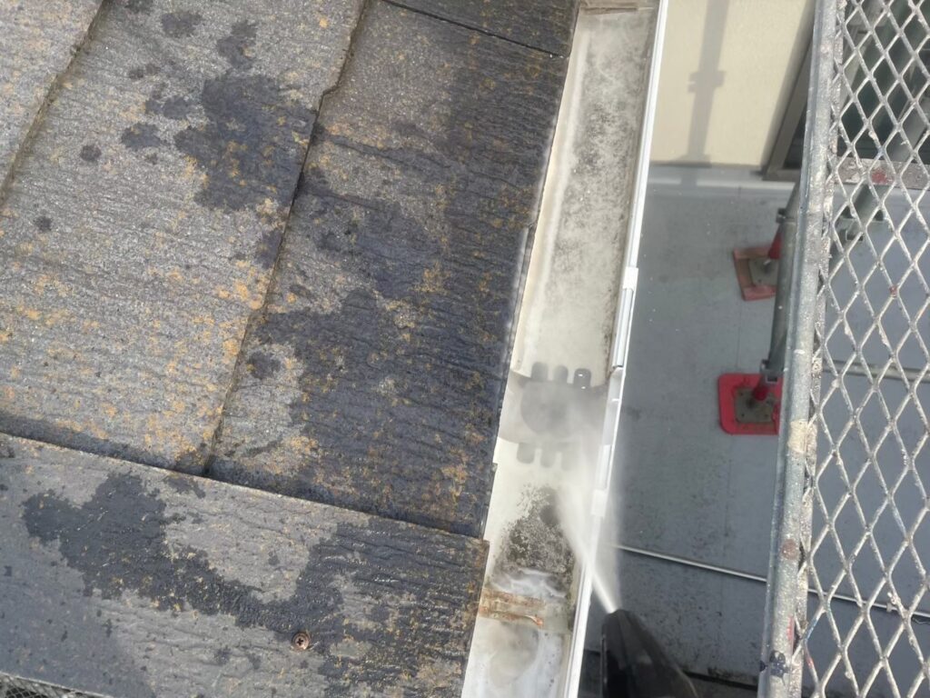 雨樋受け皿内高圧ジェット洗浄