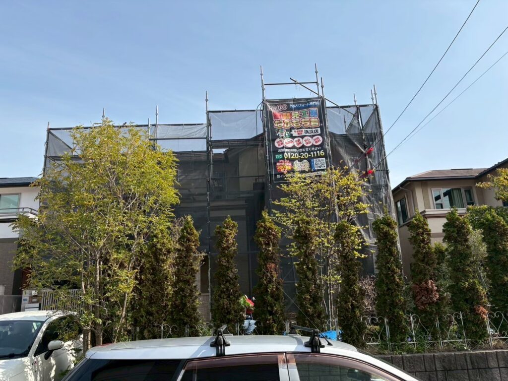 仮設足場を設置後、飛散防止を設置します。