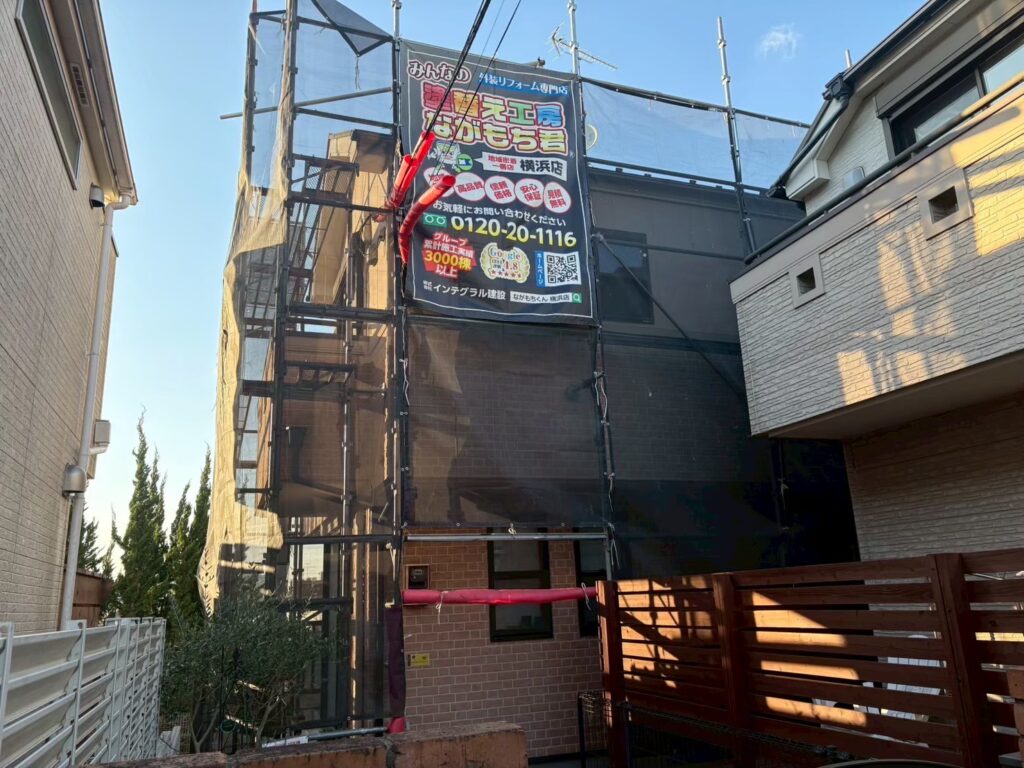 足場を設置後、メッシュシートを設置し塗料の飛散を防ぎます。