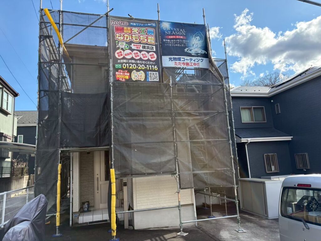 足場架けとメッシュシートを設置します。<br />
メッシュシートを設置することで塗料などが飛散することを防ぎます。