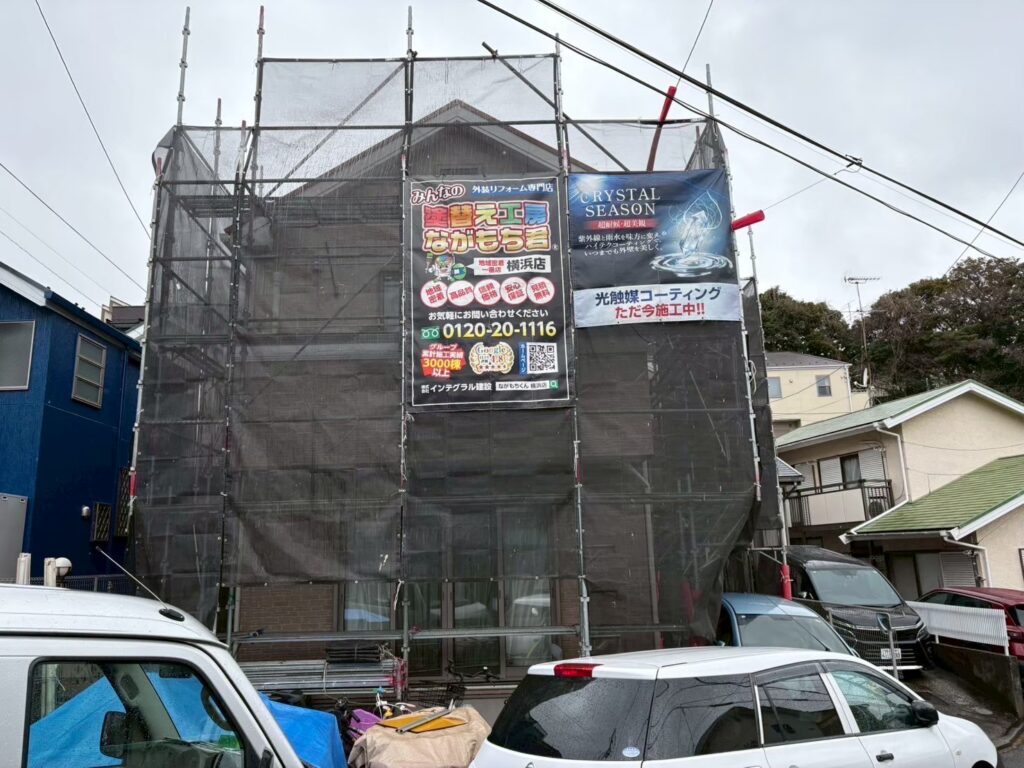 足場架けとメッシュシートを設置します。<br />
メッシュシートを設置することで塗料などが飛散することを防ぎます。