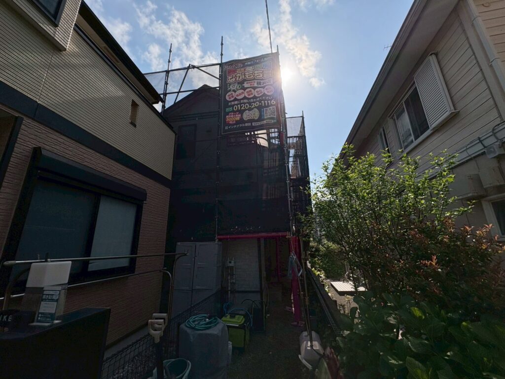 足場架けとメッシュシートを設置します。<br />
メッシュシートを設置することで塗料などが飛散することを防ぎます。