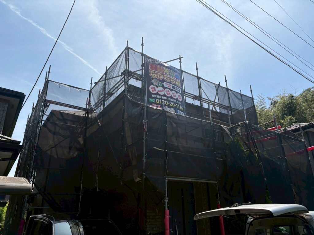 足場を設置後、メッシュシートを設置し塗料の飛散を防ぎます。