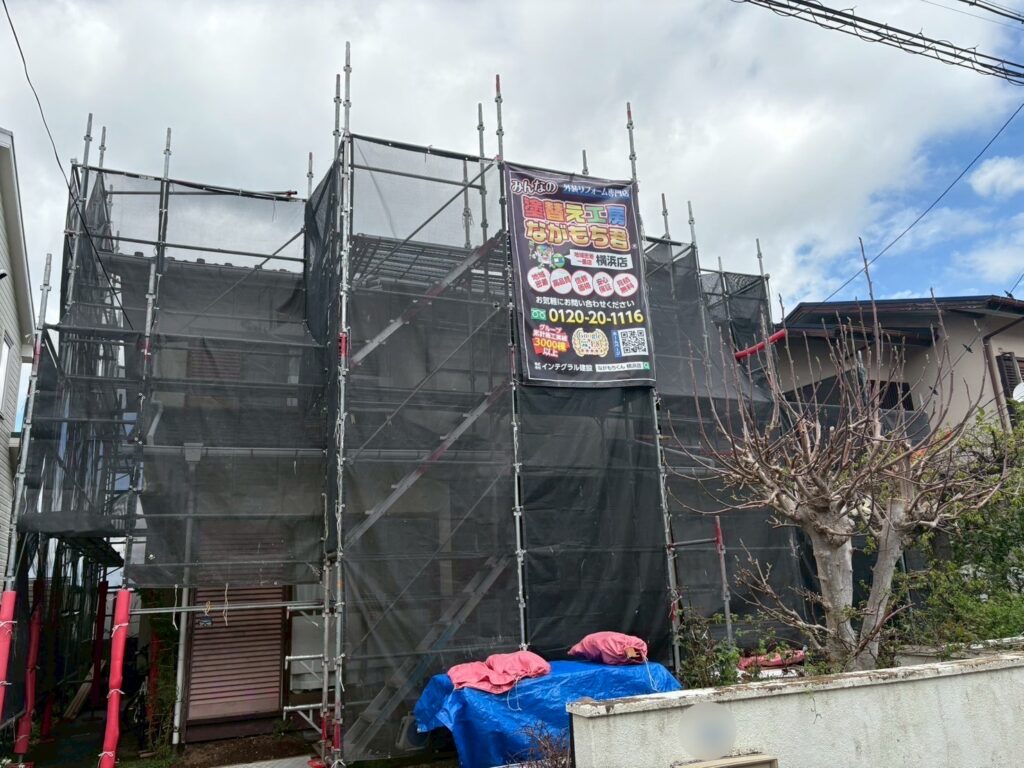 足場を設置して、飛散防止のためのメッシュシートを張ります。