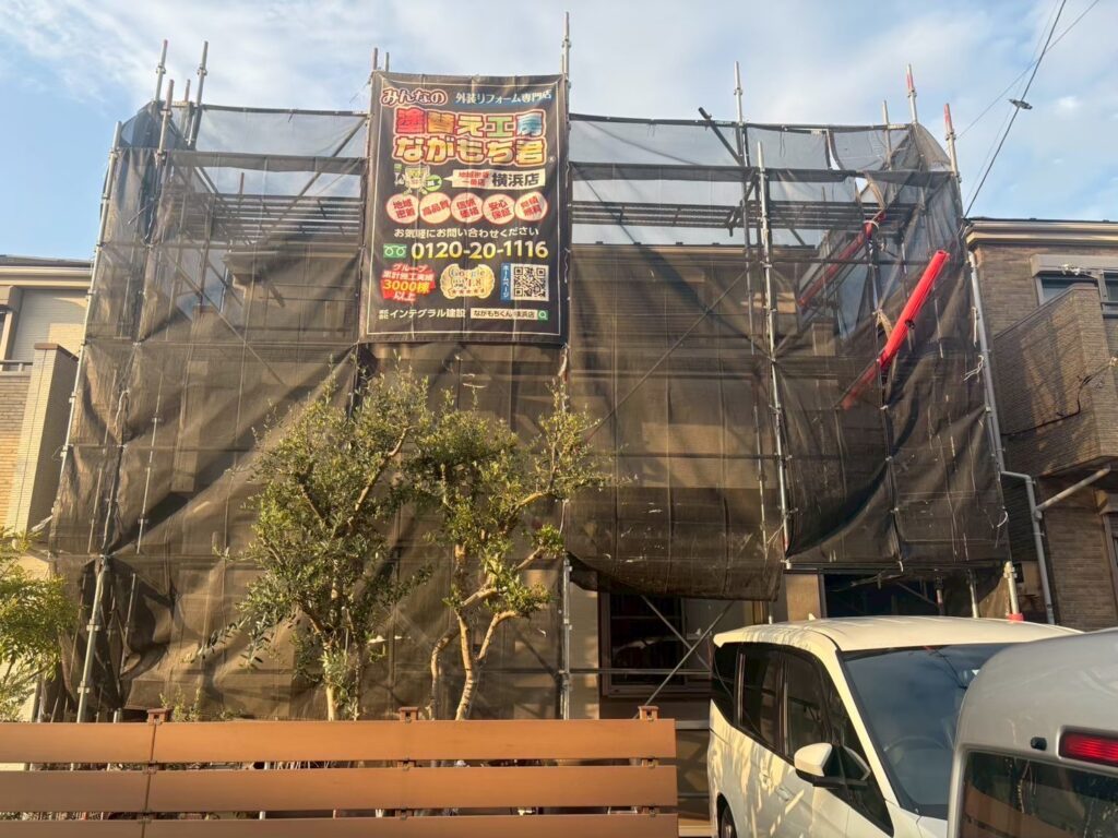 足場架けとメッシュシートを設置します。<br />
メッシュシートを設置することで塗料などが飛散することを防ぎます。