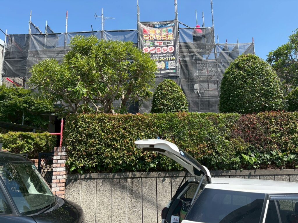 仮設足場を設置後、飛散防止のメッシュシートを張ります。