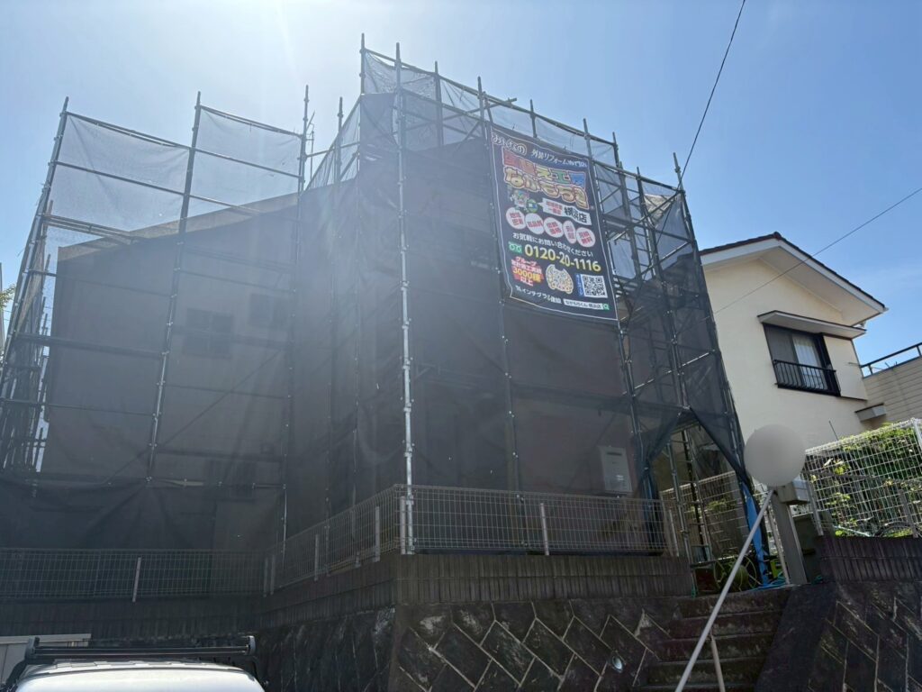 足場架けとメッシュシートを設置します。<br />
メッシュシートを設置することで塗料などが飛散することを防ぎます。