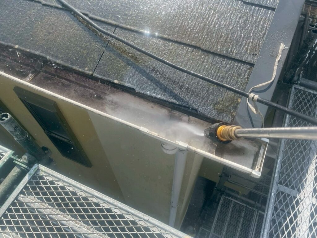 雨樋受け皿内高圧ジェット洗浄