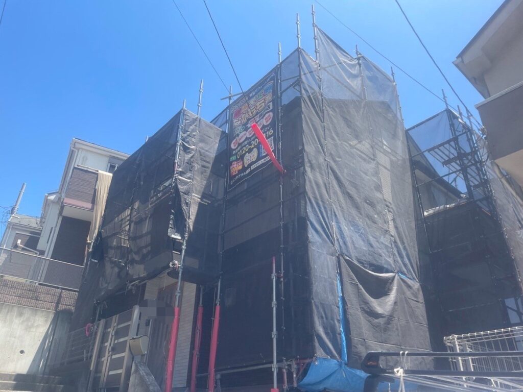 足場架けとメッシュシートを設置します。<br />
メッシュシートを設置することで塗料などが飛散することを防ぎます。