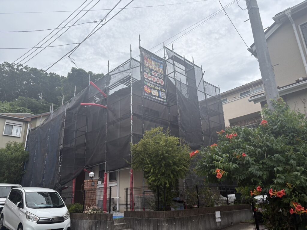 仮設足場を設置後、飛散防止用のメッシュシートを張ります。