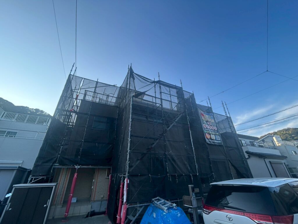 足場架けとメッシュシートを設置します。<br />
メッシュシートを設置することで塗料などが飛散することを防ぎます。