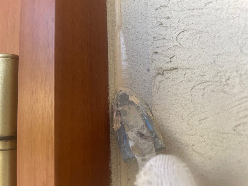 コーキング充填後へら押え