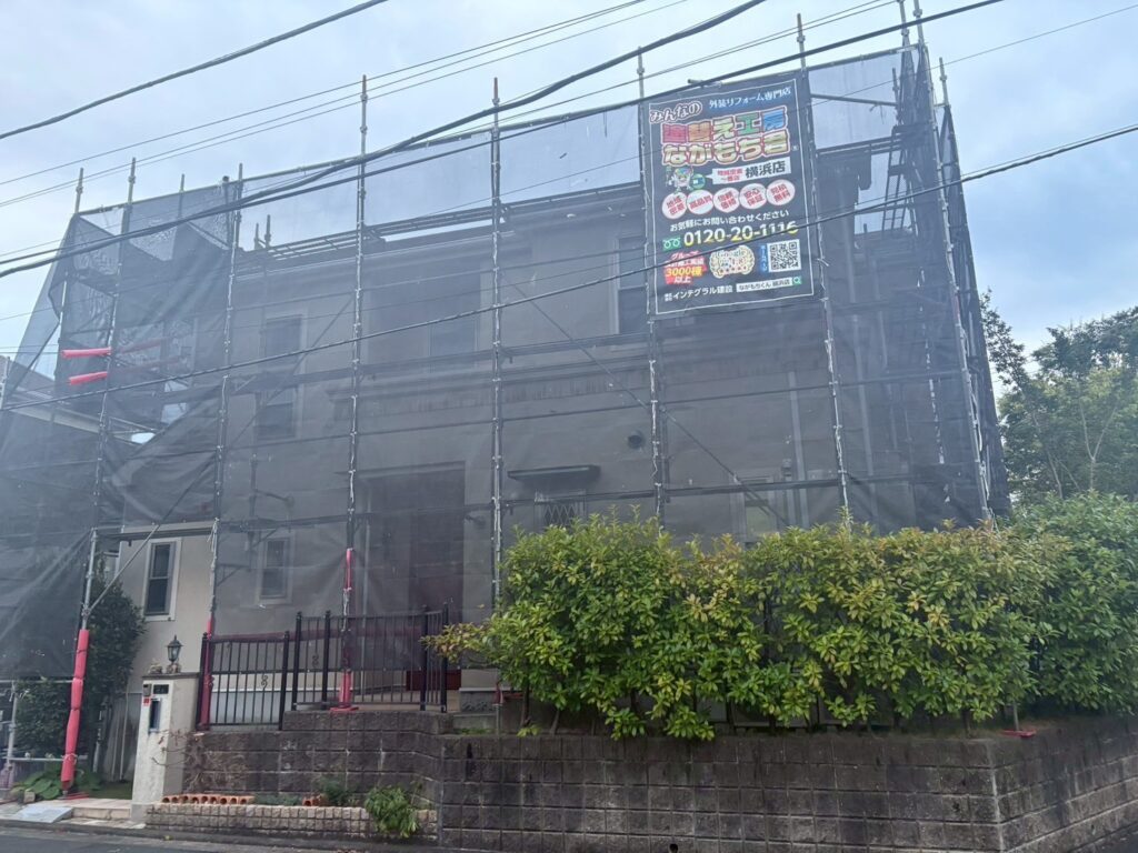 足場を設置後、メッシュシートを設置し塗料の飛散を防ぎます。