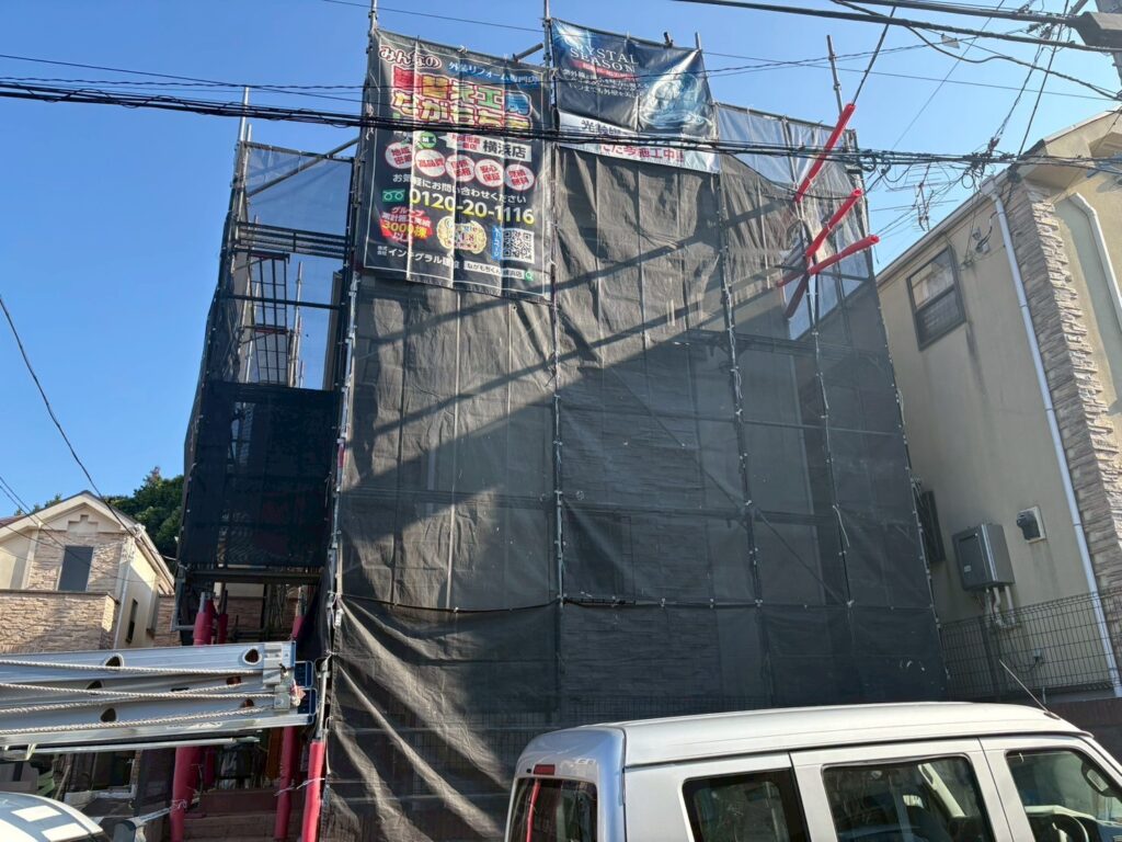 足場を設置後、メッシュシートを設置し塗料の飛散を防ぎます。