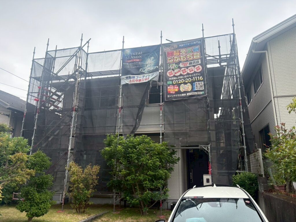 足場を設置後、メッシュシートを設置し塗料の飛散を防ぎます。