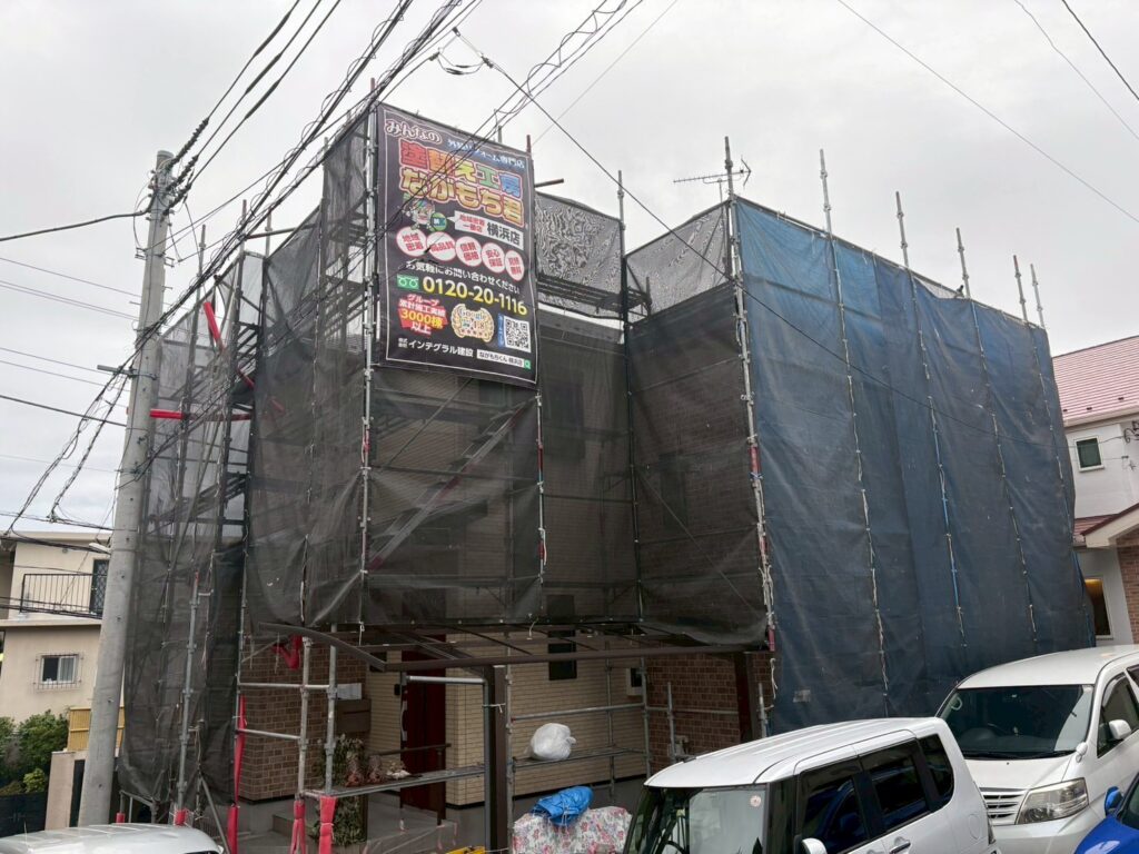 足場架けとメッシュシートを設置します。<br />
メッシュシートを設置することで塗料などが飛散することを防ぎます。