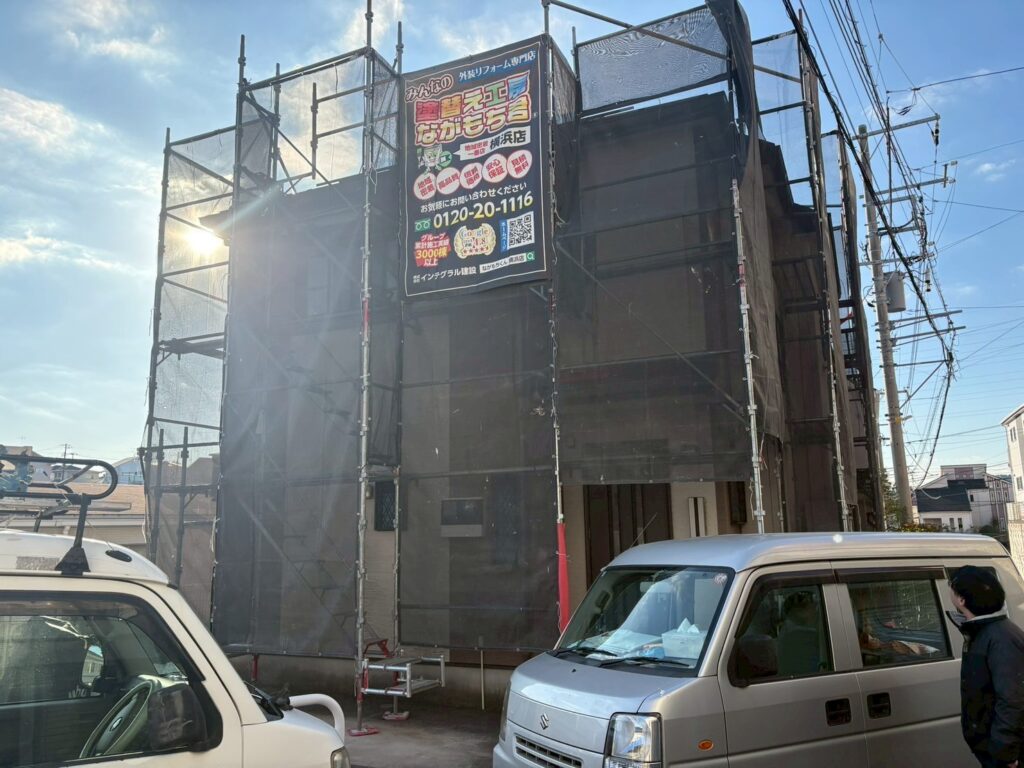 足場架けとメッシュシートを設置します。<br />
メッシュシートを設置することで塗料などが飛散することを防ぎます。