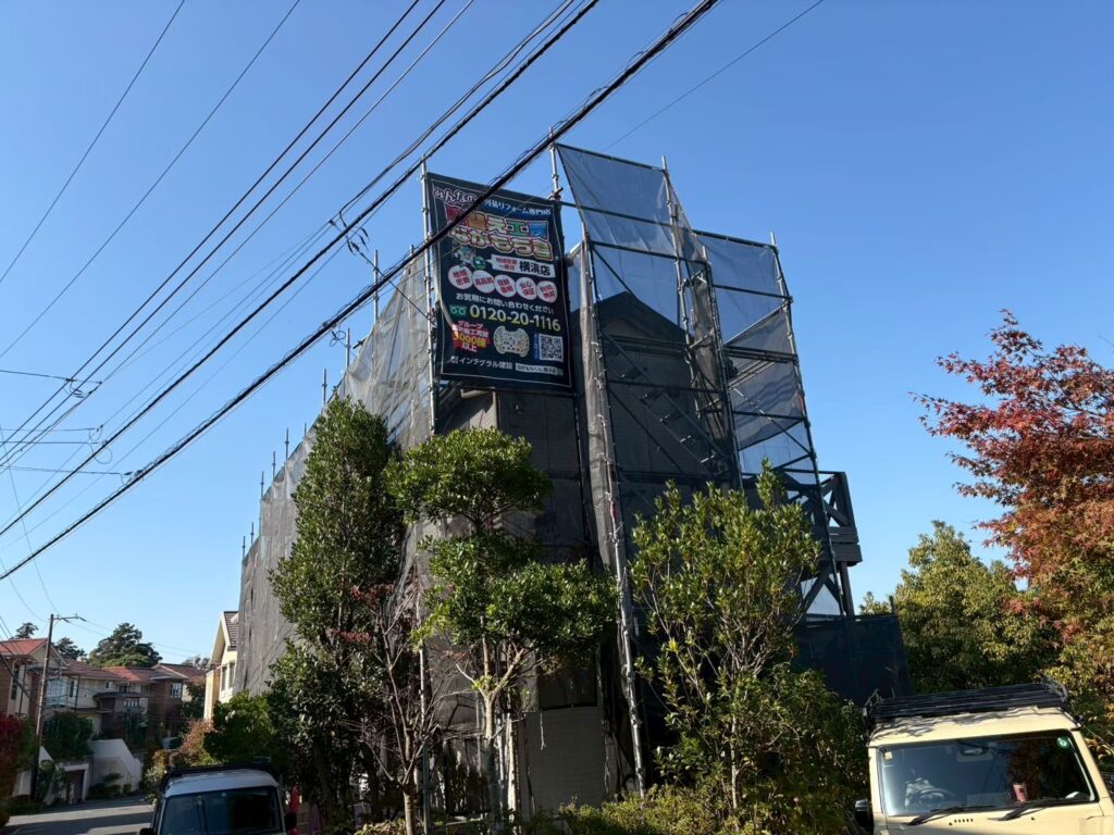 足場架けとメッシュシートを設置します。<br />
メッシュシートを設置することで塗料などが飛散することを防ぎます。