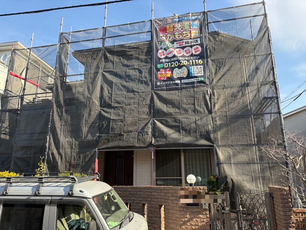 足場架けとメッシュシートを設置します。<br />
メッシュシートを設置することで塗料などが飛散することを防ぎます。