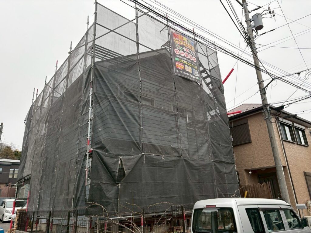 足場を設置後、メッシュシートを設置し塗料の飛散を防ぎます。