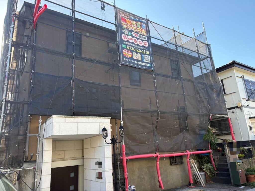 足場を設置後、メッシュシートを設置し塗料の飛散を防ぎます。