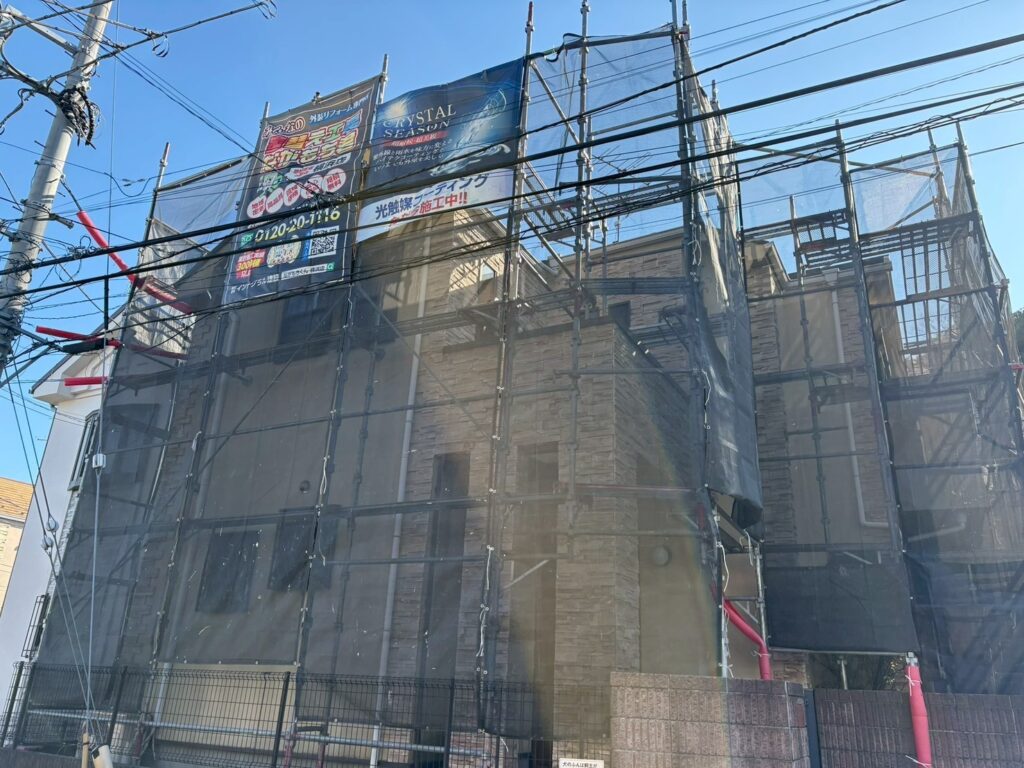 足場を設置後、メッシュシートを設置し塗料の飛散を防ぎます。