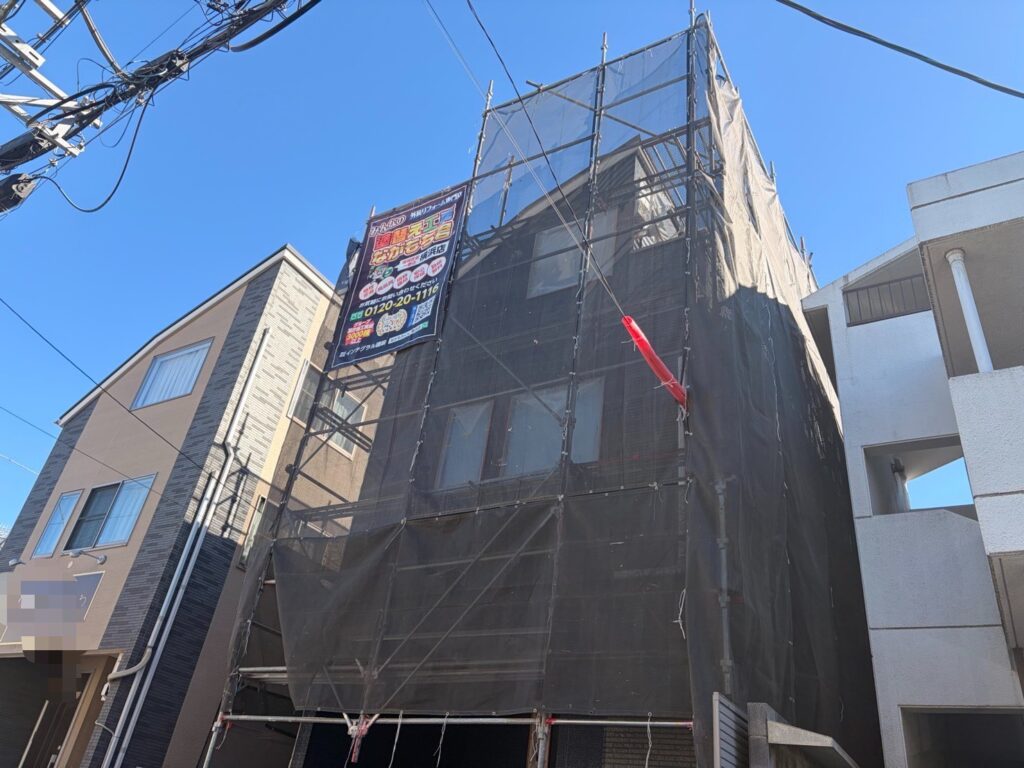 足場架けとメッシュシートを設置します。<br />
メッシュシートを設置することで塗料などが飛散することを防ぎます。