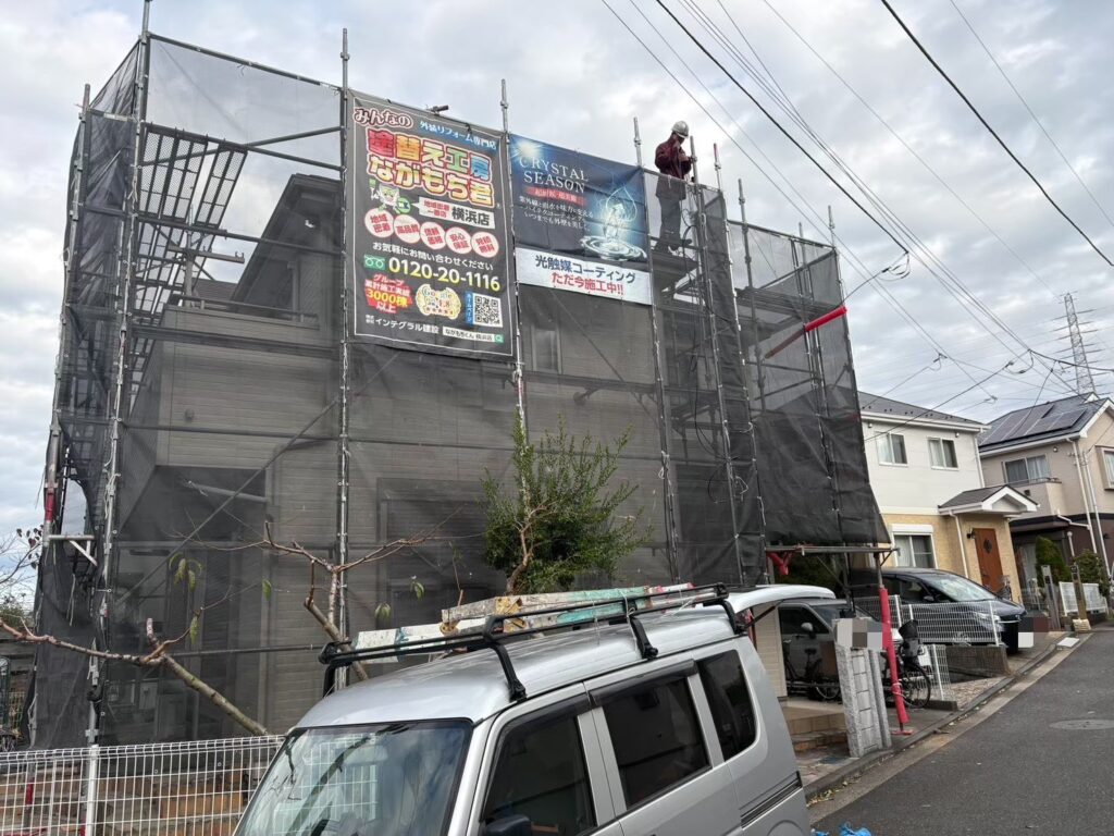 足場架けとメッシュシートを設置します。<br />
メッシュシートを設置することで塗料などが飛散することを防ぎます。