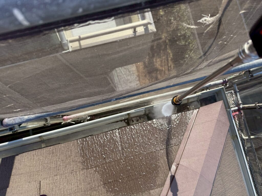 雨樋受け皿内高圧ジェット洗浄