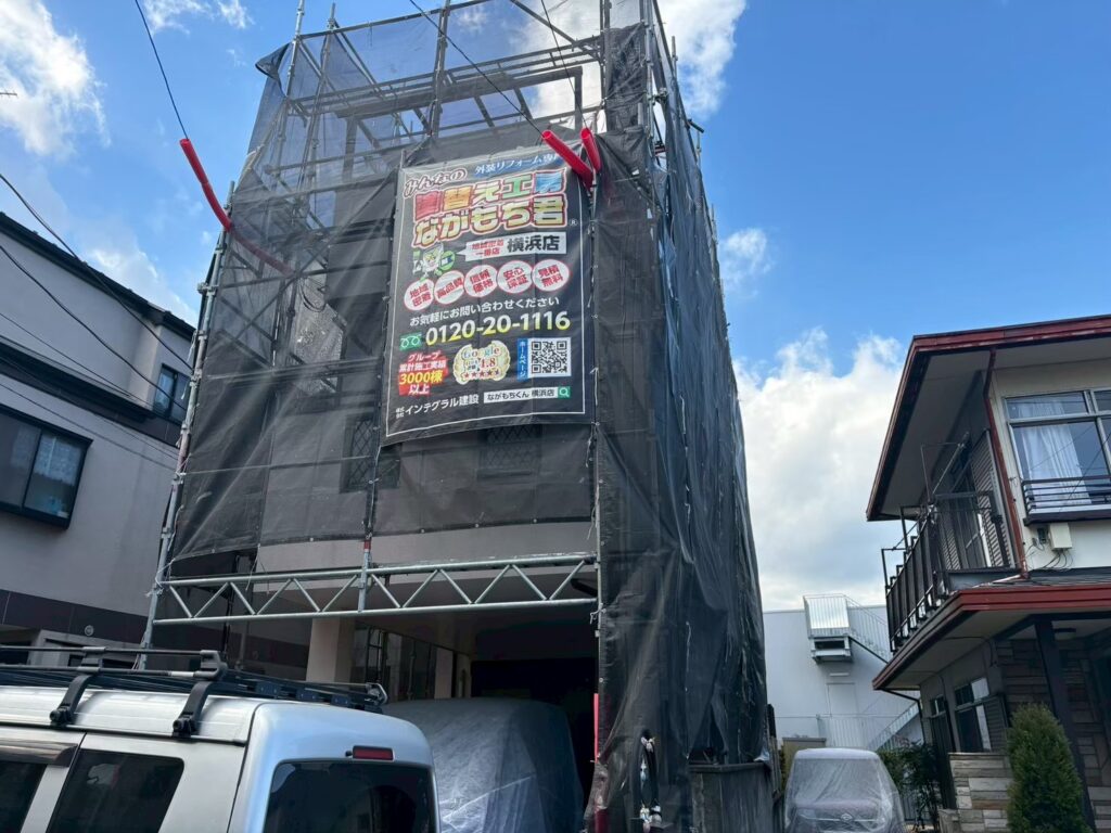 足場を設置後、メッシュシートを設置し塗料の飛散を防ぎます。