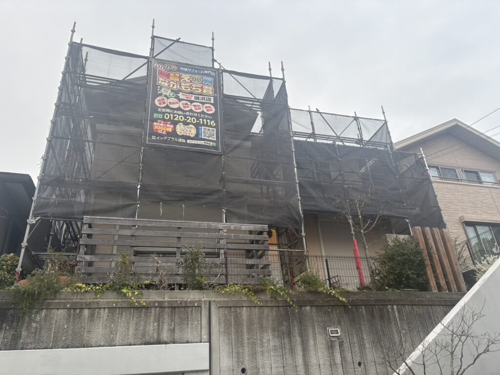 足場架けとメッシュシートを設置します。<br />
メッシュシートを設置することで塗料などが飛散することを防ぎます。