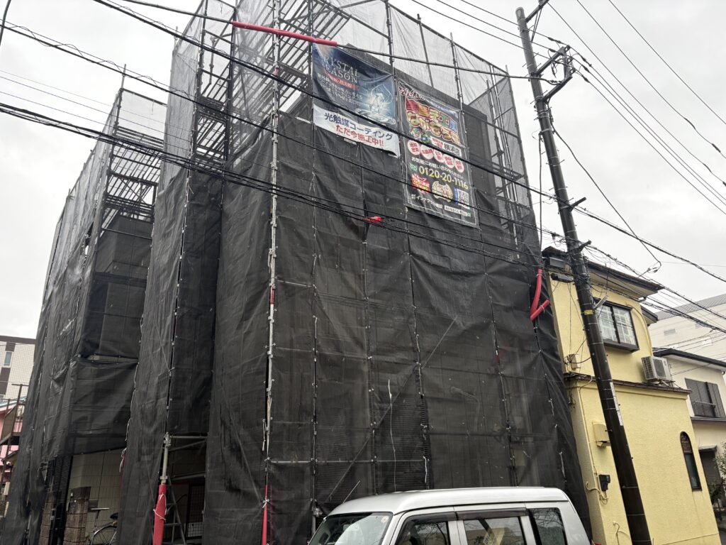 足場架けとメッシュシートを設置します。<br />
メッシュシートを設置することで塗料などが飛散することを防ぎます。