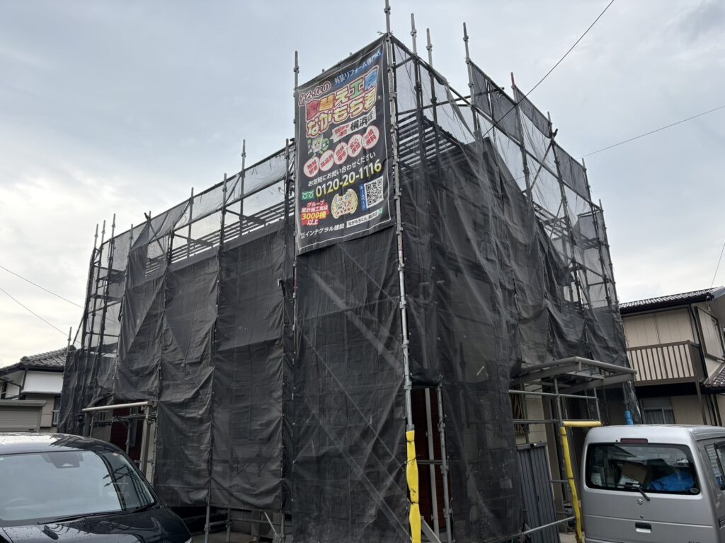 足場架けとメッシュシートを設置します。<br />
メッシュシートを設置することで塗料などが飛散することを防ぎます。