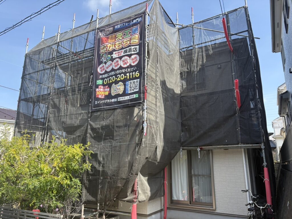 足場架けとメッシュシートを設置します。<br />
メッシュシートを設置することで塗料などが飛散することを防ぎます。