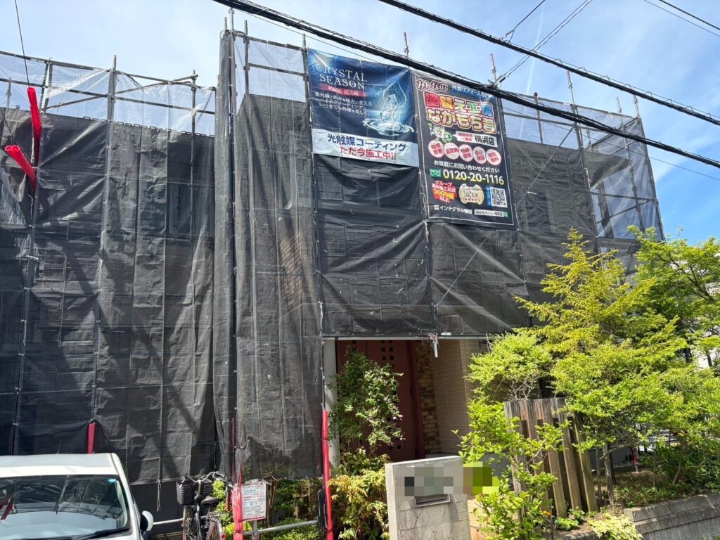 足場架けとメッシュシートを設置します。<br />
メッシュシートを設置することで塗料などが飛散することを防ぎます。