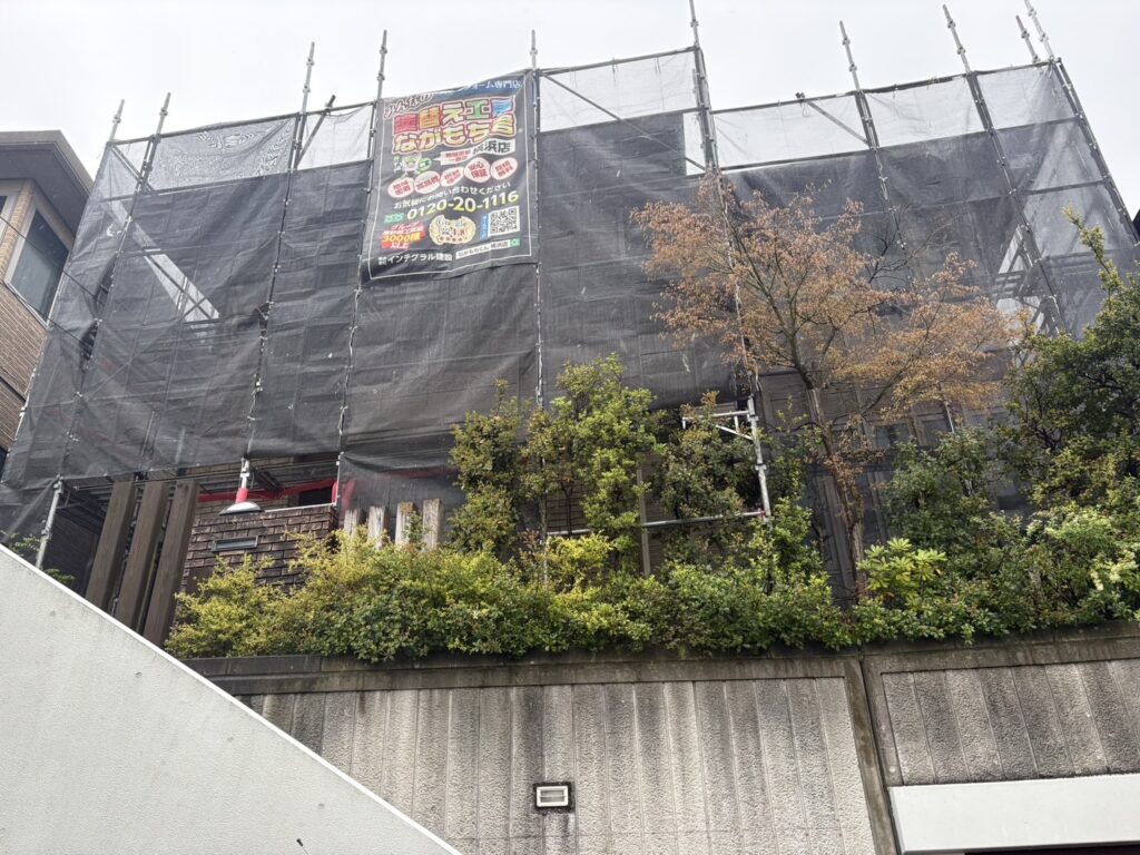 足場架けとメッシュシートを設置します。<br />
メッシュシートを設置することで塗料などが飛散することを防ぎます。